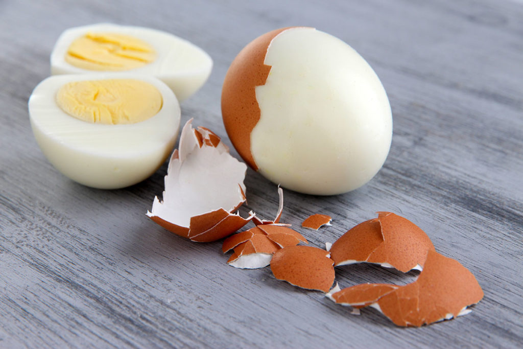 LE truc infaillible pour écaler un œuf dur facilement - Laura Miam